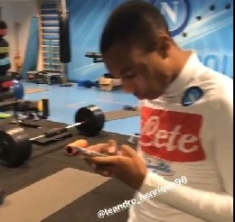 Lui cos&igrave; lavora in palestra. Jorginho sfotte Leandrinho e spunta il gesto... hot [VIDEO]