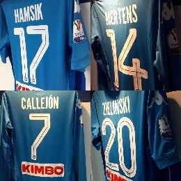 Tutto pronto nello spogliatoio del Napoli, deciso il colore della maglia [FOTO]