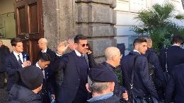 Il Verona lascia l'hotel, siparietto tifosi-Verde e Caceres: Dani&egrave; m'arraccumann oggi! Martin ve ramm 3 pallun [FOTO E VIDEO CN24]