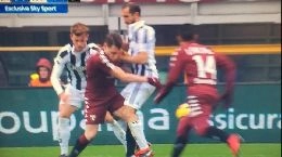 Gene Gnocchi ironizza: Belotti colpisce il pugno di Chiellini: una squalifica di tre giornate non gliela toglie nessuno!