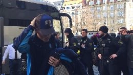 Rifinitura mattutina a Lipsia, il Napoli fa ritorno all'hotel: Callejon sfoggia un cappello col 'ciuccio' azzurro [VIDEO & FOTOGALLERY CN24]