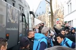 Il Napoli parte per lo stadio, entusiasmo alle stelle! Cori per Sarri e gaffe di un tifoso: Vai Manolo! [VIDEO]