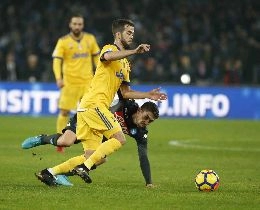 Spintoni, pugni e maltrattamenti: la fidanzata inguaia lo juventino Pjanic!