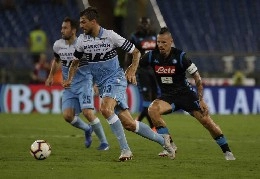 Lazio in inferiorit&agrave; numerica: doppio giallo per Acerbi a venti minuti dalla fine