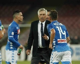 Doppio cambio per il Napoli: entrano Mertens e Fabi&agrave;n al posto di Ounas e Younes