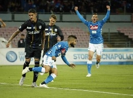Napoli-Parma 3-0, dominio azzurro al San Paolo: la squadra di Ancelotti resta in scia alla Juve in vista del big-match
