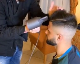 Nuovo look per Insigne, l'attaccante azzurro guarda il Dortmund mentre si taglia i capelli [VIDEO]
