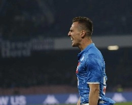 Subito Napoli, Milik appoggia in rete dopo l'errore di Pegolo. Azzurri in vantaggio