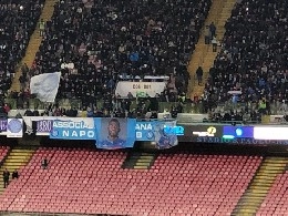 Solidariet&agrave; a Kalidou Koulibaly: bandiera con il volto del difensore nei Distinti [FOTO CN24]