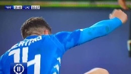 Mertens ritrova <i>l'amico immaginario</i>: il suo gesto contro la Lazio fa il giro del web [VIDEO]