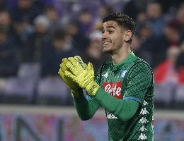 Violentissimo scontro tra Meret e Ceesay, il portiere azzurro a terra