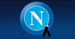 Lutto al braccio, minuto di silenzio e Maradona sul maxischermo: l'omaggio di Napoli-Rijeka a Diego, poi gli sar&agrave; intitolato il San Paolo