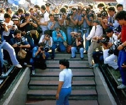 CorrSera - Maradona nel documentario di Asif Kapadia, l'eroe capace di riscattare una nazione e una citt&agrave; con le sue continue resurrezioni