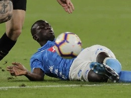 Koulibaly-Juventus? Tuttosport: Paratici lo studia come alternativa a De Ligt, ma Guardiola tenta De Laurentiis con una proposta