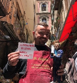 Sarri vince l'Europa League e finisce sul presepe. Di Virgilio: Napoli ti ama [FOTO]