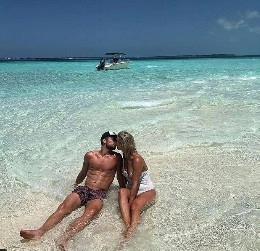 Anniversario di matrimonio per Mertens e la bella Kath: romantico bacio alle Bahamas [FOTO]