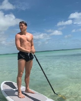 Zielinski e sua moglie Laura si godono le vacanze in Bahamas: l'azzurro alle prese con il surf [FOTO]