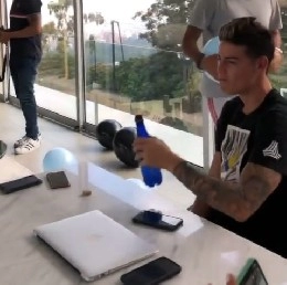 Compleanno James Rodriguez, sorpresa dei familiari. Il calciatore aspetta novit&agrave; da Napoli [VIDEO]