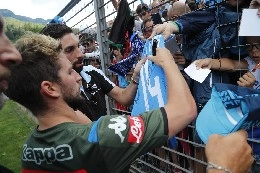 Gazzetta su Mertens: A Napoli vive troppo bene, s'&egrave; integrato alla perfezione! Ha accettato senza polemiche il passo indietro con Ancelotti