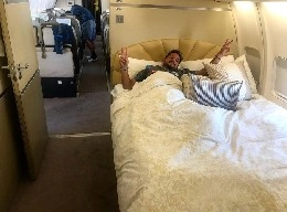Napoli in viaggio verso Miami, Mertens si gode il letto sull'aereo [FOTO]