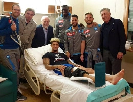 ADL, Ancelotti e capitan Insigne a Villa Stuart: tutti per strappare un sorriso a Malcuit [FOTO]