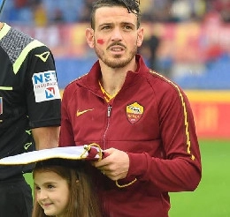Florenzi protegge dalla pioggia la bimba prima di Roma-Brescia [FOTO]