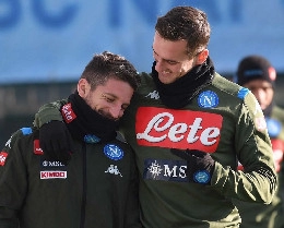 Milik sempre pi&ugrave; napoletano: il bomber polacco canta e balla sulle note di <i>O surdato 'nnammurato</i> [VIDEO]