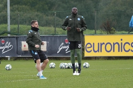 <i>Foot Mercato</i> - PSG, Leonardo contatta l'agente di Koulibaly e gli offre 12 mln l'anno: De Laurentiis abbassa il prezzo e chiede 75 mln