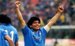 36 anni fa l'esordio in maglia azzurra per Maradona, il Napoli ricorda l'anniversario: L'inizio della leggenda [FOTO]
