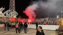 Cagliari, tifosi fuori lo stadio con fumogeni nonostante il COvid: arriva il Daspo
