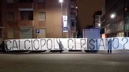 Calciopoli...ci risiamo?, striscione dei tifosi dell'Inter all'esterno della sede della Lega Serie A [FOTO]