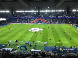 Allarme Coronavirus, clamoroso in Francia: migliaia di tifosi ammassati aspettano il pullman del PSG [VIDEO]