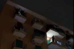 Napoli non si piega al coronavirus, dai balconi del centro si alza il coro 'Un giorno all'improvviso' [VIDEO]