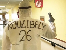 Coronavirus, un eroe in corsia si traveste da Koulibaly in ospedale [FOTO]
