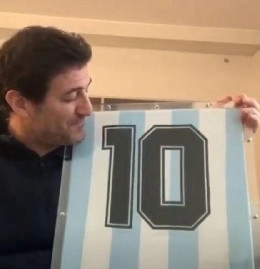 Maglia Maradona venduta a 55mila euro, il suo commento: Ho riprovato l'emozione degli 80mila del San Paolo
