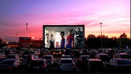 Drive-in all'Ippodromo di Agnano, chiuso l'accordo! Mille posti per cinema e teatro, in due nella propria auto