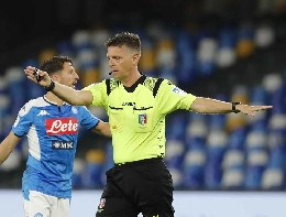 L'arbitro Rocchi si ritira, Ziliani: Un&rsquo;immagine che spaventa pi&ugrave; dell'Urlo di Munch: l'omaggio ad ala di Juve e Roma