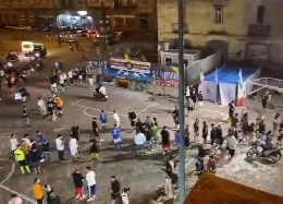 Clamoroso a Piazza Mercato: torneo di calcetto a 12 squadre con fuochi d'artificio, neomelodici e pubblico