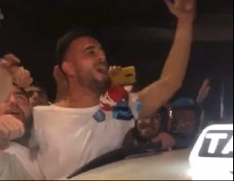 Festa Coppa Italia, Maksimovic scatenato si getta fra i tifosi: canta O' surdato nnamurato e abbraccia tutti! [VIDEO]