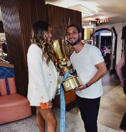 Cena di squadra, Politano in posa con la Coppa Italia [FOTO]