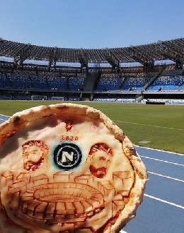 La pizzeria 'Antonio Sorbillo' dedica una pizza speciale al Napoli per la Coppa Italia [FOTOGALLERY]