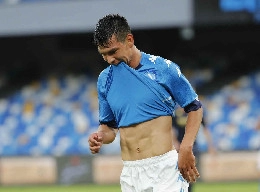Proteste per il Napoli, vistosa trattenuta su Lozano ma l'arbitro lascia correre