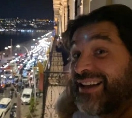 Adani e la protesta sul lungomare di Napoli contro il coprifuoco: Libert&agrave; [VIDEO]