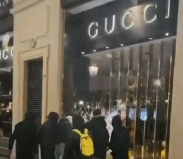 Torino - Manifestazione pacifica sfocia nella violenza, saccheggiato un negozio Gucci [VIDEO]