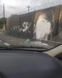 Tifosi del Santos oltraggiano il Murales di Maradona all'esterno del centro sportivo del club brasiliano [FOTO]