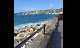 Lungomare di Napoli, danni tremendi dopo la mareggiata di ieri: spariti interi blocchi di cemento [VIDEO]
