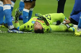 Duro colpo di Leao su Ospina dopo 4': intervento dei medici del Napoli, il portiere si rialza