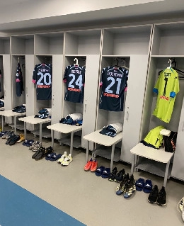 Lo spogliatoio dell'Allianz Stadium pronto ad accogliere gli azzurri: Napoli in maglia blu [FOTO]