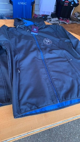 Store SSC Napoli a Dimaro, arrivati nuovi giubbotti blu con il logo del club [FOTO CN24]