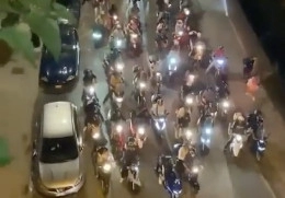 Juve, 'disturbo' dei tifosi azzurri in scooter all'arrivo in hotel! [VIDEO]